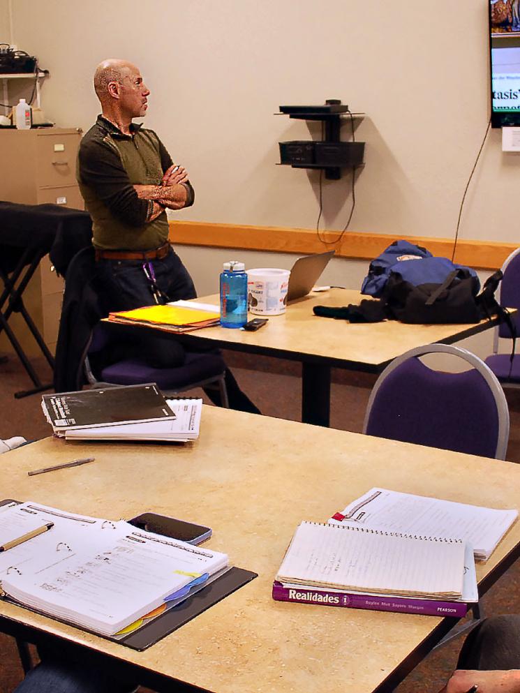 Spanish class looks at Internet news