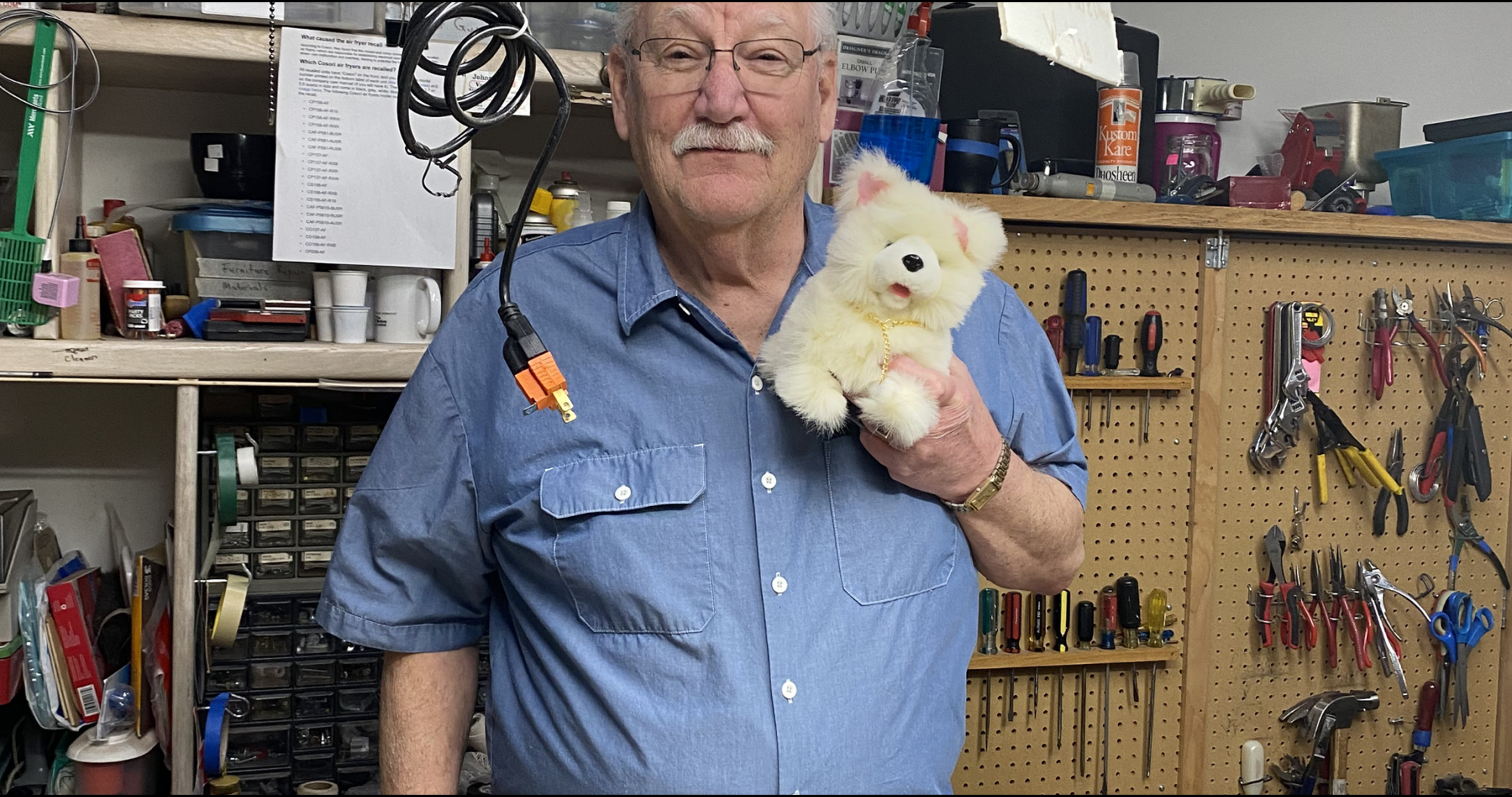 Fix-it volunteer at Used-a-Bit